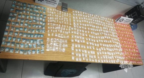 Con casi 600 dosis de aparente droga, Policía Estatal captura a tres hombres