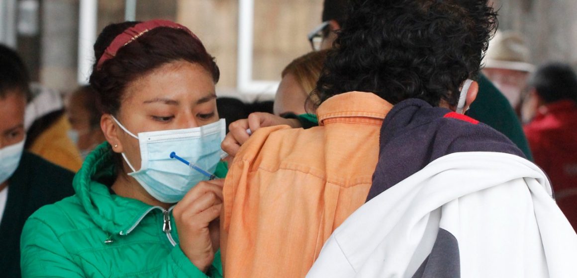 México ha vacunado contra Covid-19 a 40% de la población mayor de 18 años: Salud