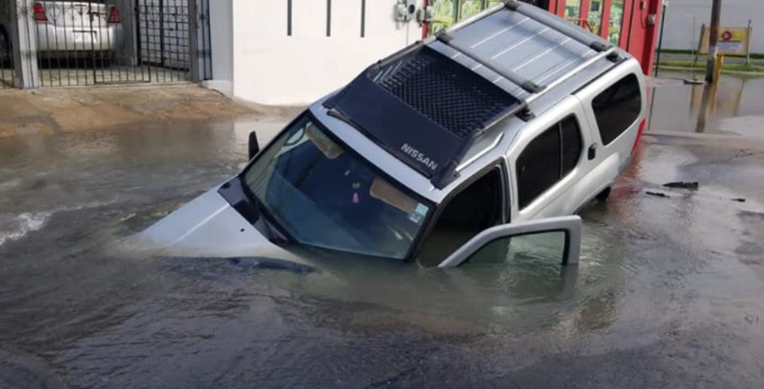 Cae camioneta dentro de un socavón en Tamaulipas