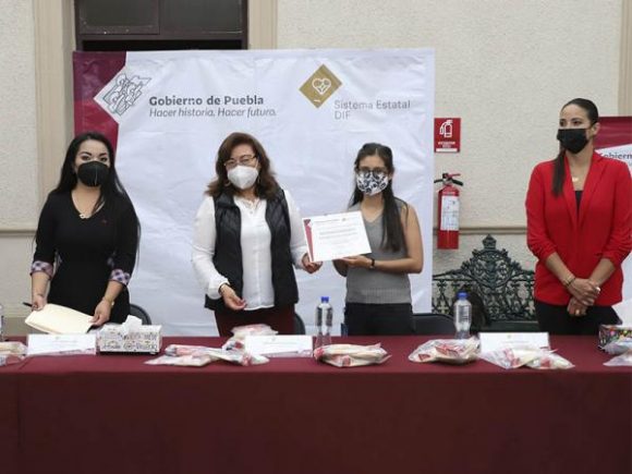 Dona Voluntariado de Salud kits de higiene al SEDIF