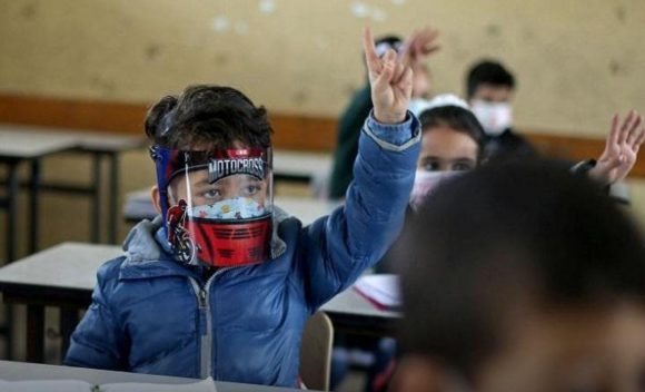 La mitad de escuelas de la capital tiene adeudos de agua y luz