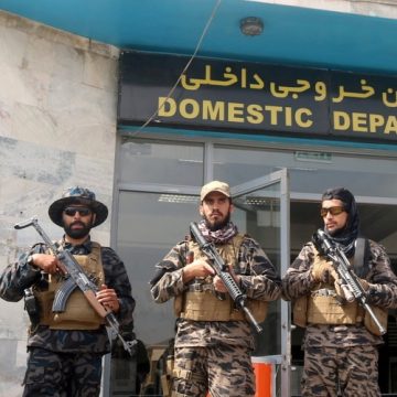 El Talibán controla aeropuerto de Kabul, celebra retirada de EE. UU
