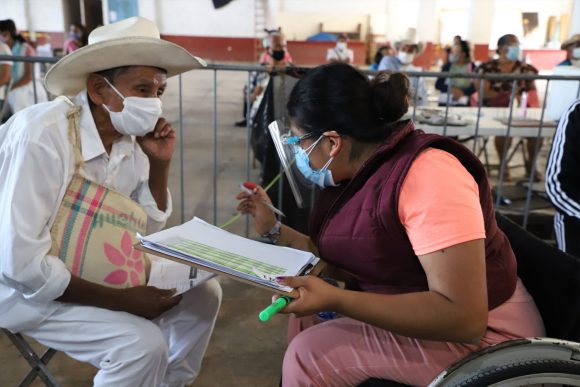 Entregan SEDIF y Beneficencia Pública auxiliares auditivos y lentes en comunidades indígenas