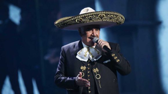 Vicente Fernandez se encuentra grave, en terapia intensiva