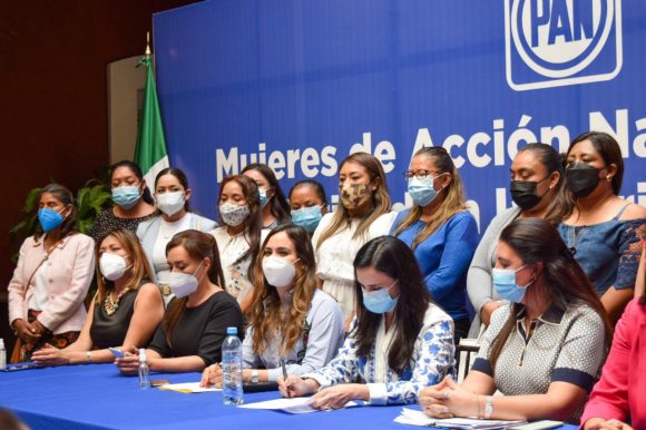 Mujeres de acción nacional celebran la paridad de género