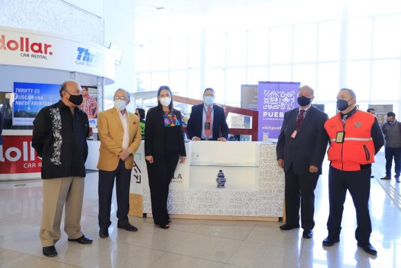 Inauguran Cultura y Turismo exposición del Chile en Nogada en el Aeropuerto “Hermanos Serdán”