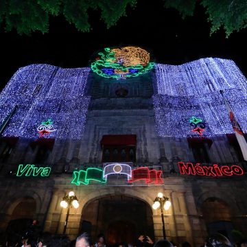 Puebla se ilumina con mil 700 adornos para el conmemorar las fiestas patrias