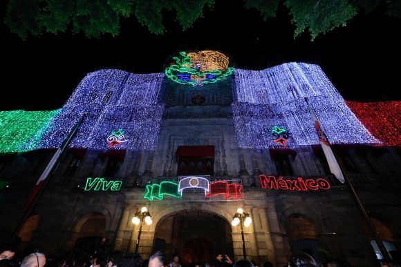Puebla se ilumina con mil 700 adornos para el conmemorar las fiestas patrias