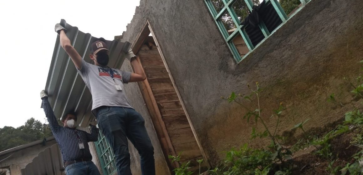 Lleva SEDIF víveres, colchonetas y láminas a damnificados por huracán “Grace” en Xicotepec