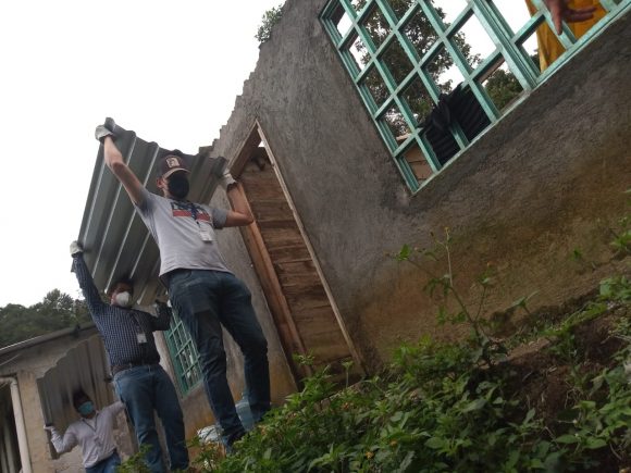 Lleva SEDIF víveres, colchonetas y láminas a damnificados por huracán “Grace” en Xicotepec