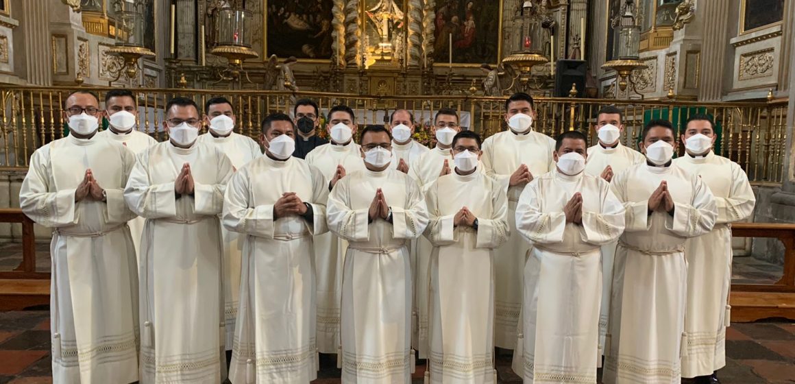 Ordena Arzobispo de Puebla a 2 nuevos sacerdotes y 15 diáconos en la Catedral
