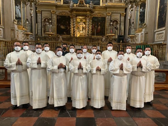 Ordena Arzobispo de Puebla a 2 nuevos sacerdotes y 15 diáconos en la Catedral