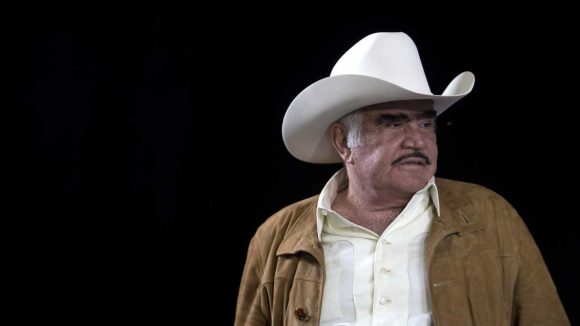 Vicente Fernández es alimentado con sonda