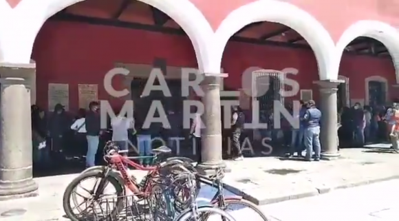 Continúan protestas por recorte salarial a empleados de San Pedro Cholula