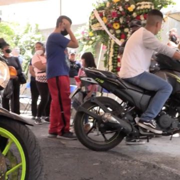 (FOTOS) Con el rugir de sus motos, dan el último adiós a motociclistas muertos en la México-Cuernavaca