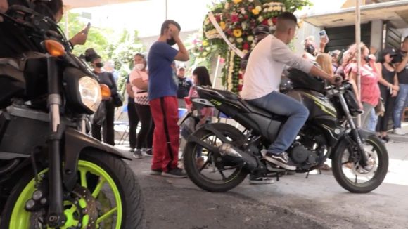 (FOTOS) Con el rugir de sus motos, dan el último adiós a motociclistas muertos en la México-Cuernavaca