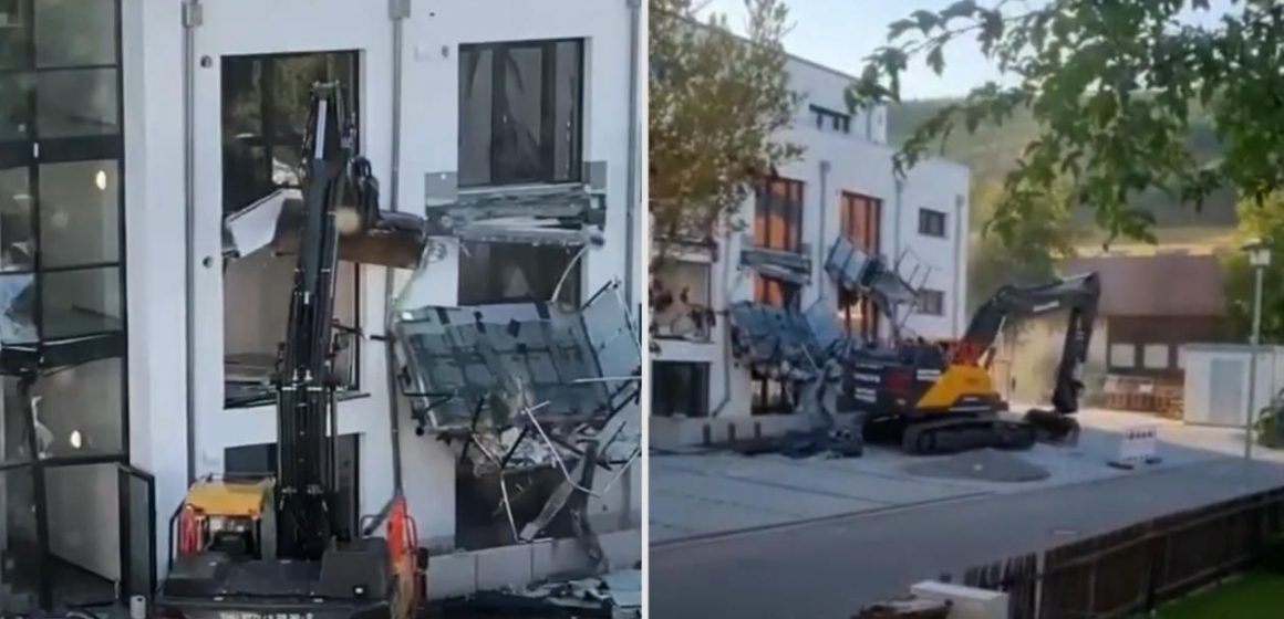 (VIDEO) Tras no recibir pago, hombre destruye edificio que construyó