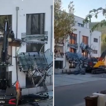 (VIDEO) Tras no recibir pago, hombre destruye edificio que construyó