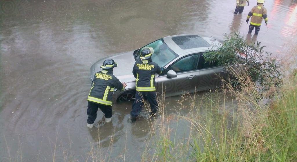 Inundaciones y autos varados dejó intensa lluvia y granizada en Puebla