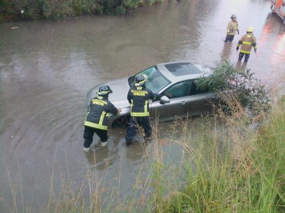 Inundaciones y autos varados dejó intensa lluvia y granizada en Puebla