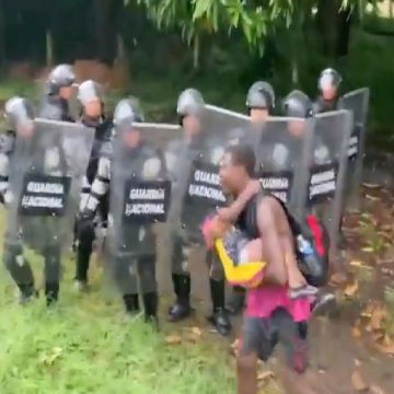 (VIDEO)  Guardia Nacional agrede y bloquea a migrantes en Chiapas; intentan llegar al norte