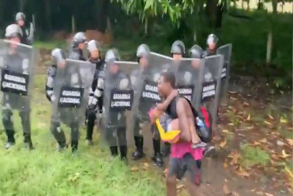 (VIDEO)  Guardia Nacional agrede y bloquea a migrantes en Chiapas; intentan llegar al norte