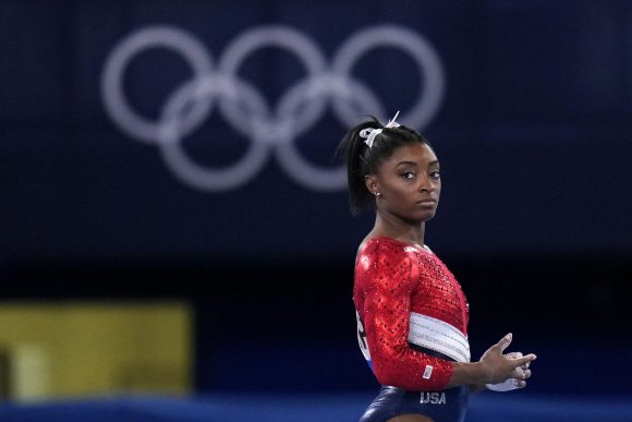 Simone Biles sí estará en la final de barra de equilibrio