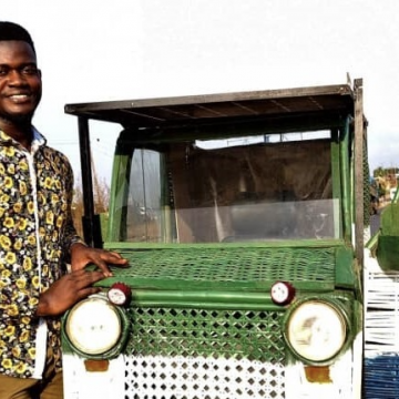 (VIDEO) Joven construye coche con basura para movilizar discapacitados