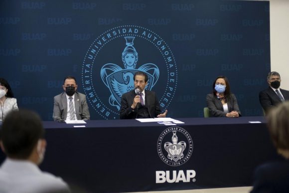 Entrega el Rector Alfonso Esparza 93 nombramientos para ocupar plazas de personal académico de tiempo completo