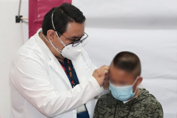 Con implante coclear, SEDIF mejora condición auditiva de un menor