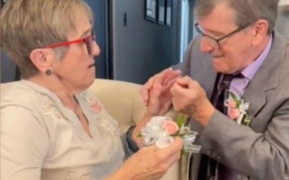 ¡Amor del bueno! Pide matrimonio a su esposa cada semana; padece Alzheimer