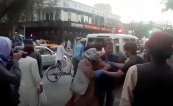 Al menos 60 muertos, trece de ellos militares de EE.UU., dejan atentados en Kabul
