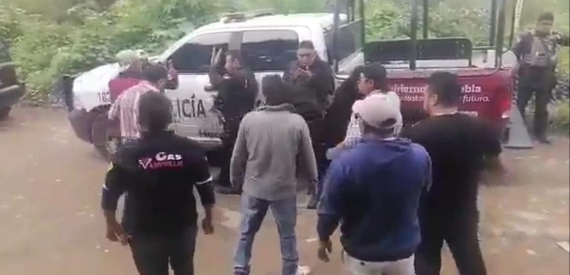 Pobladores de Xonacatepec intentan liberar a huachigaseros golpeando policías