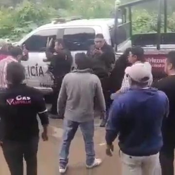 Pobladores de Xonacatepec intentan liberar a huachigaseros golpeando policías