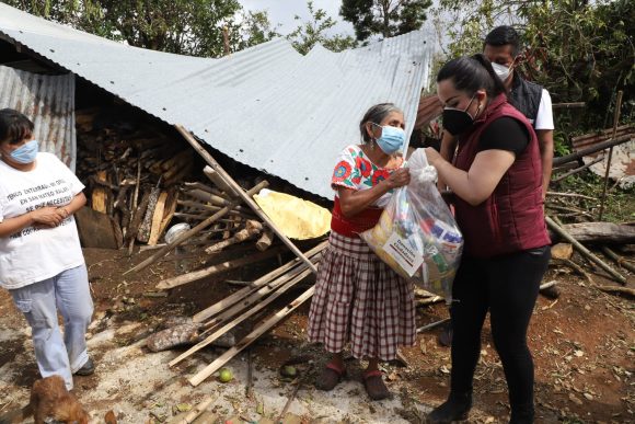 Inicia SEDIF entrega de paquetes alimentarios en Zihuateutla y Xicotepec de Juárez