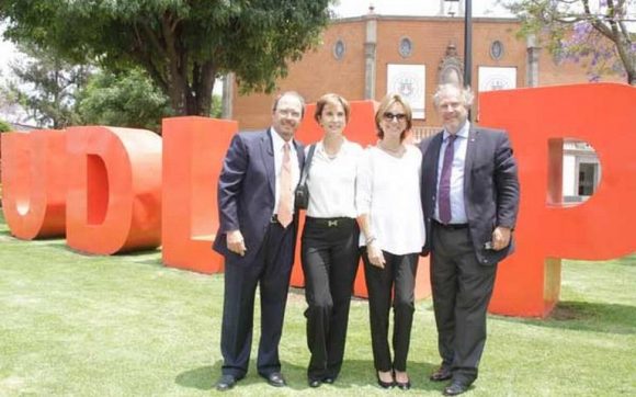 Interpol emite ficha roja en 190 países para detener a la Familia Jenkins