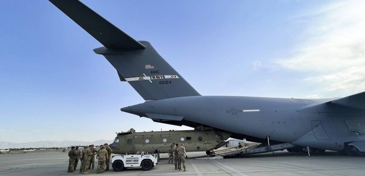 Último avión militar de EEUU deja Afganistán tras 20 años de ocupación