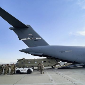 Último avión militar de EEUU deja Afganistán tras 20 años de ocupación
