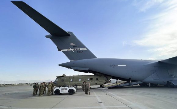 Último avión militar de EEUU deja Afganistán tras 20 años de ocupación
