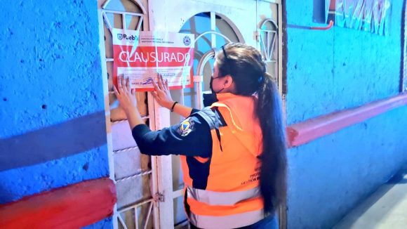 Clausuran seis establecimientos por no respetar decreto estatal,