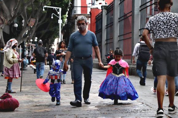 Padres de familia abarrotan de última hora papelerías y ambulantaje del CH