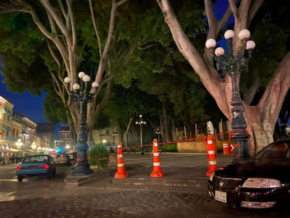 Dejan sin luz la 5 de Mayo y vuelven a cerrar el zócalo