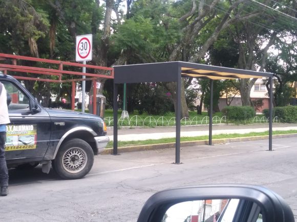 Instala Ayuntamiento de Puebla bici-techos y provocan accidentes