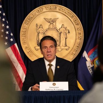 Renuncia Gobernador de NY tras denuncias de acoso