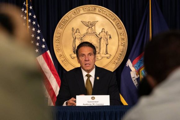 Renuncia Gobernador de NY tras denuncias de acoso