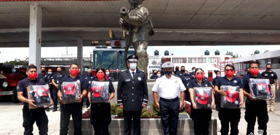 Entrega SSP uniformes a policías y bomberos