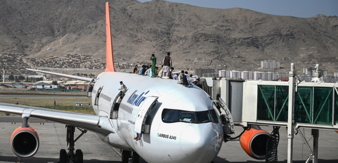 (VIDEOS) Al menos 6 muertos es el saldo del caos generado en Aeropuerto de Afganistán