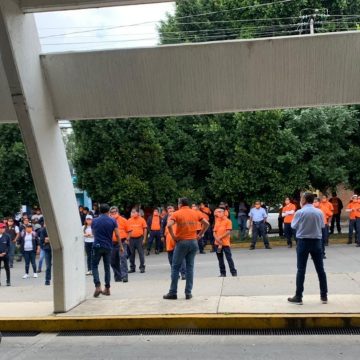 Trabajadores de Bonafont se manifiestan en la CONAGUA