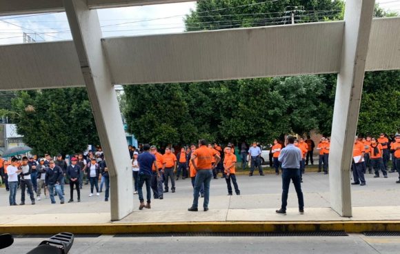 Trabajadores de Bonafont se manifiestan en la CONAGUA