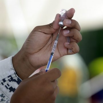 Cuarta dosis de vacuna ante el Covid triplica protección de mayores de 60 años: estudio israelí